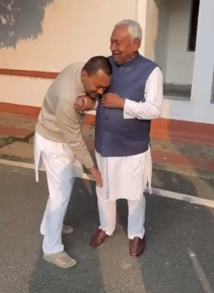 मुख्यमंत्री नीतीश कुमार के बेटे निशांत का अध्यात्म में मन लगता है। वह राजनीति से अब तक दूरी बनाकर रखे हुए हैं। फोटो 20 नवंबर के शपथ ग्रहण समारोह के तुरंत बाद की है।