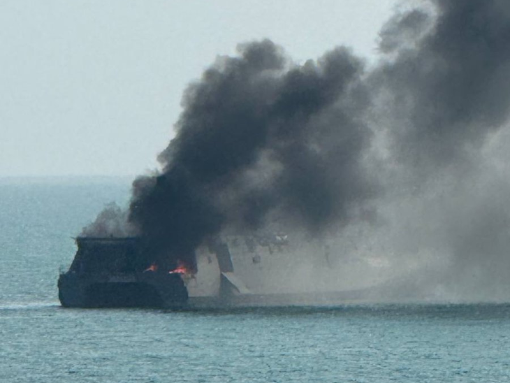 तस्वीर ईरानी वॉरशिप IRIS देना पर हमले की बाद की है।