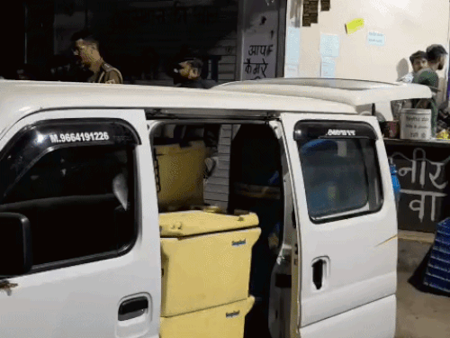 यह वह गाड़ी है, जिसमें बॉक्स में मिलावटी पनीर रखा था।