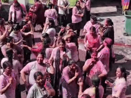 पानीपत की शुभागंन सोसाइटी में डांस करती महिलाएं।