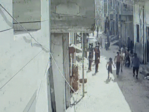 वारदात के बाद बाइकों से भागते हमलावर।