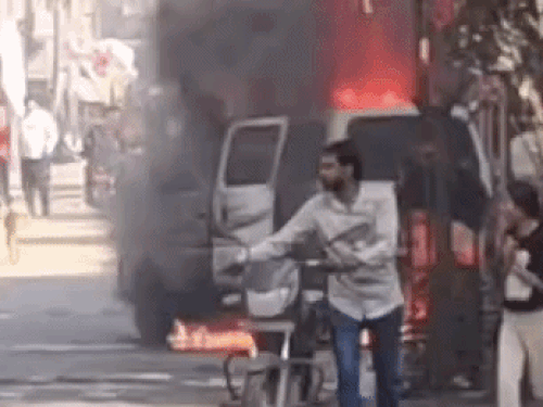 मुरथल के जैनपुर टकोला गांव के रहने वाले गाड़ी मालिक विक्की अपने गांव से सोनीपत रेलवे स्टेशन की ओर आ रहे थे।