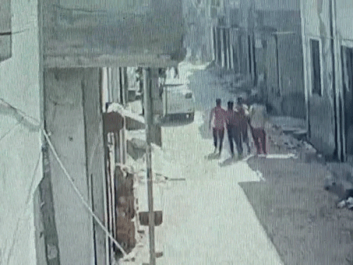 झगड़े बाद गली में युवक के पीछे जाते हमलावर।