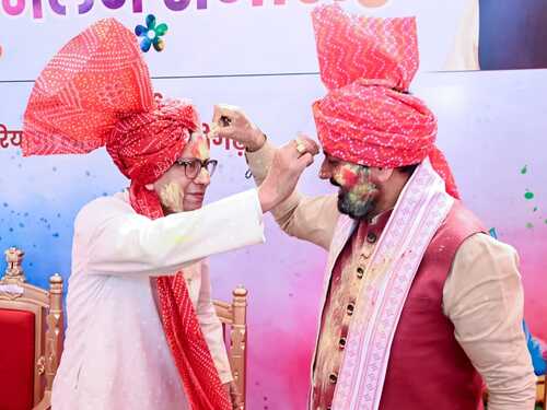 राज्यपाल प्रोफेसर असीम कुमार और सीएम नायब सैनी एक दूसरे को तिलक लगाते हुए।