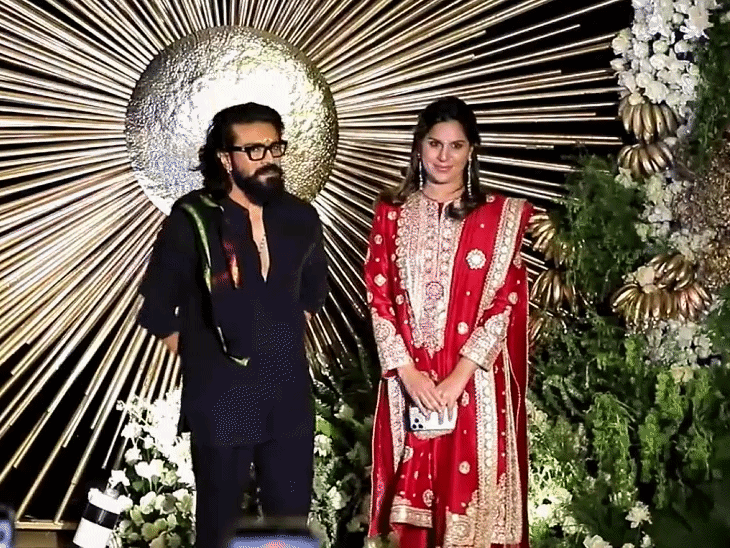 रामचरण, पत्नी उपासना के साथ रिसेप्शन में पहुंचे।