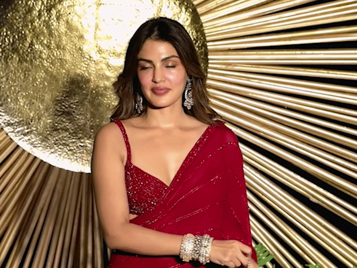 अभिनेत्री रिया चक्रवर्ती लाल साड़ी में रिसेप्शन में पहुंचीं और अपने ट्रेडिशनल लुक से सबका ध्यान खींचा।