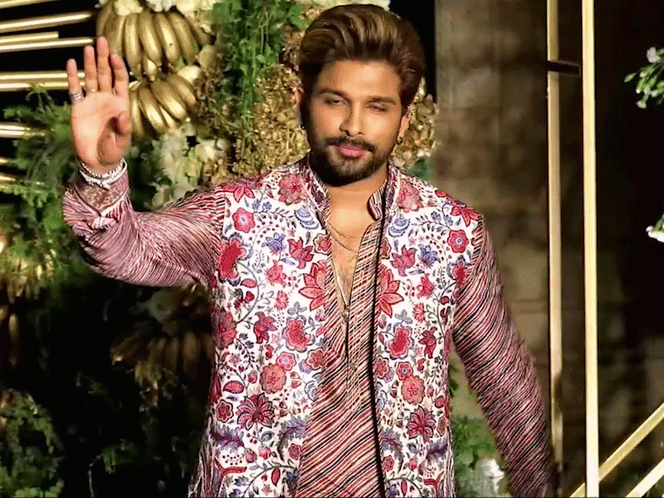 अल्लू अर्जुन कुर्ते के साथ फ्लोरल जैकेट पहने रिसेप्शन में पहुंचे।