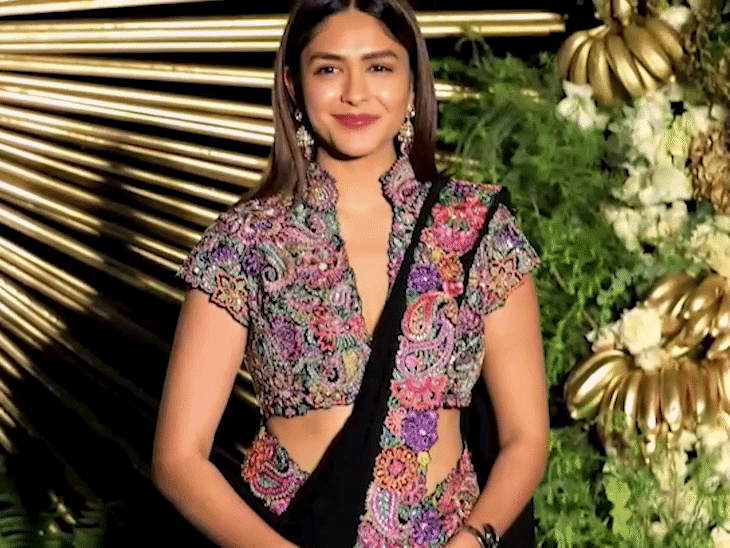 रिसेप्शन में अभिनेत्री मृणाल ठाकुर भी स्टाइलिश अंदाज में पहुंचीं और कैमरे के सामने पोज देती नजर आईं।