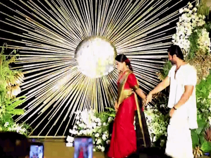 विजय-रश्मिका हाथ थामे मीडिया के सामने पहुंचे।