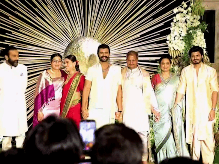 रिसेप्शन की शुरुआत कपल ने फैमिली फोटोज से की।