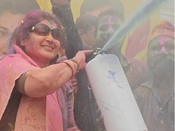 भोपाल में मंत्री कृष्णा गौर ने होली के गीतों पर जमकर डांस किया।