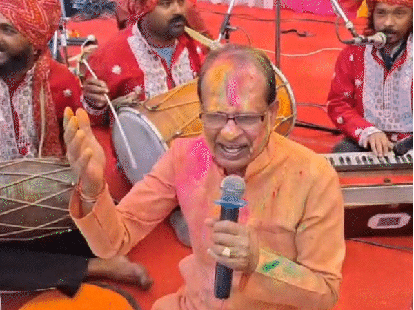 शिवराज सिंह ने होली के फिल्मी गीत और पारंपरिक फाग गीत गाए।