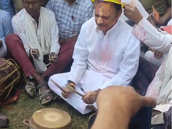 डिप्टी सीएम राजेंद्र शुक्ल ने जमीन पर बैठकर फाग गीत गाया।