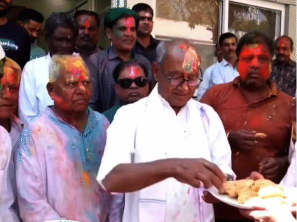 एक समर्थक ने दिग्विजय सिंह को ‘इना मिना डिका..’ गाना सुनाया