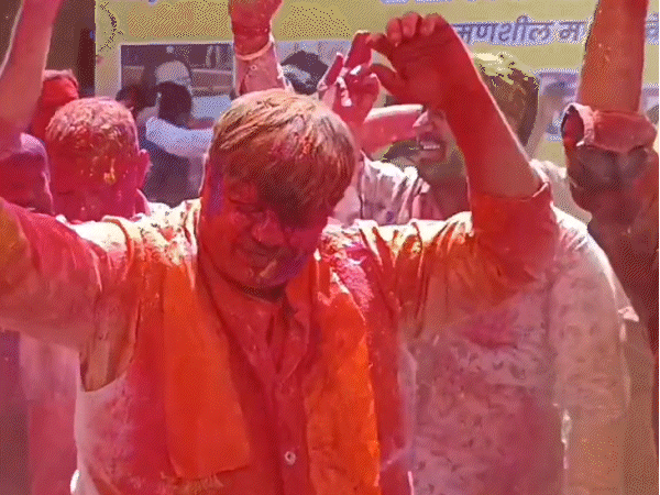 उज्जैन में सांसद अनिल फिरोजिया ने ‘रंग बरसे भीगे चुनर वाली’ गाने पर डांस किया।