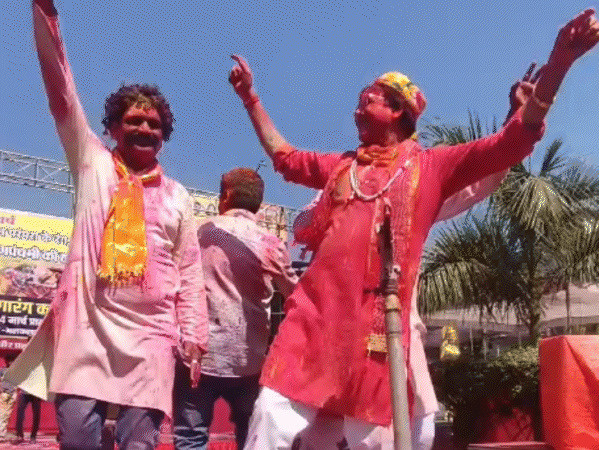 रतलाम में महापौर प्रहलाद पटेल ‘लैला मैं लैला’ गाने पर थिरके।