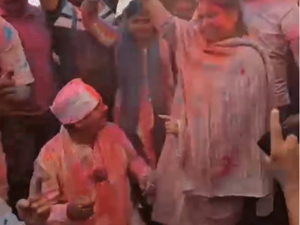 सागर में विधायक शैलेंद्र जैन ने ‘चल छैया छैया छैया छैया’ गाने पर डांस किया।