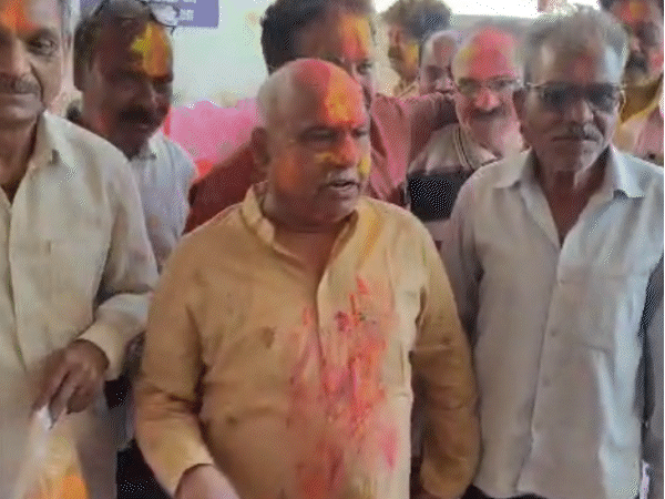 बैतूल में प्रदेश भाजपा अध्यक्ष हेमंत खंडेलवाल ने कार्यकर्ताओं के साथ होली खेली।