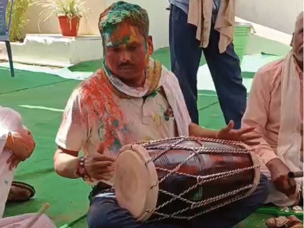 डिंडौरी में कांग्रेस विधायक ओंकार सिंह मरकाम ने ढोलक बजाकर समां बांध दिया।