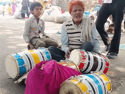 कारिगर बताते हैं कि पहले तो होली के सीजन में अच्छी कमाई होती थी लेकिन अब ढोलक की बिक्री काफी कम हो गई है।