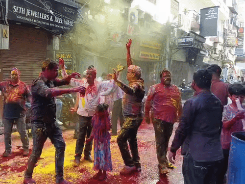 लोग रंग-गुलाल के साथ होली खेल रहे हैं।