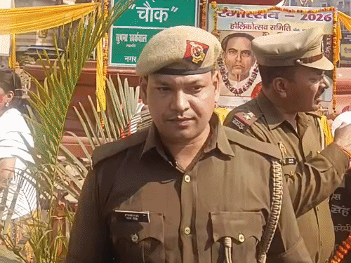 पुलिस जगह-जगह तैनात है। लोगों से शांतिपूर्ण तरीके से पर्व मनाने की अपील की जा रही है।