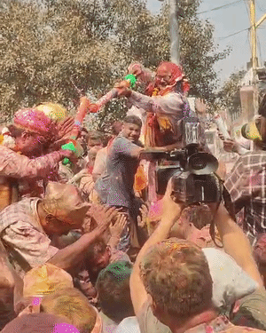 लखनऊ में पूर्व डिप्टी सीएम दिनेश शर्मा ने ब्रजेश पाठक को रंग से सराबोर कर दिया। उन्होंने बचने के लिए चुनरी से अपना मुंह छिपा लिया।