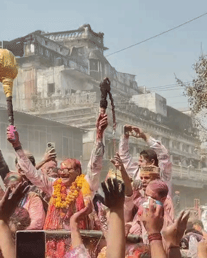 डिप्टी सीएम ब्रजेश पाठक ने गदा और चाबुक लहराया।