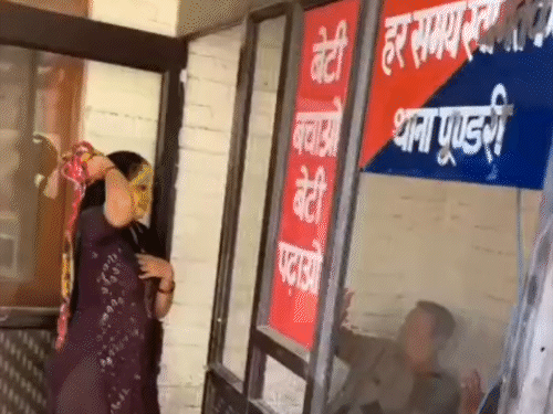 कैथल के पुंडरी थाना परिसर में पुलिस कर्मचारी अपने परिवार की महिलाओं के साथ पारंपरिक अंदाज में होली मनाते दिखे।