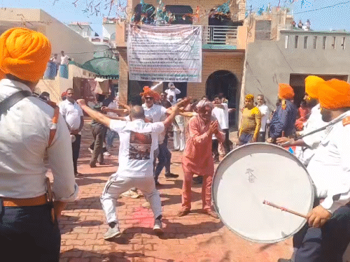 हरियाणा में नौल्था की डाट होली: कढ़ाहों में पकाया रंग, महिलाओं ने छतों से फेंका, पूरा दिन चली टोलियों की मस्ती; धूमधाम से निकाली झांकी - Panipat News ढोल की थाप पर डांस करते नौल्था फाग कमेटी के सदस्य