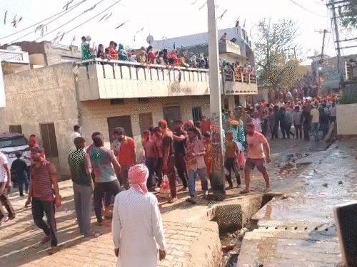 हरियाणा में नौल्था की डाट होली: कढ़ाहों में पकाया रंग, महिलाओं ने छतों से फेंका, पूरा दिन चली टोलियों की मस्ती; धूमधाम से निकाली झांकी - Panipat News गांव में झांकी निकालते नौल्था फाग कमेटी के सदस्य।