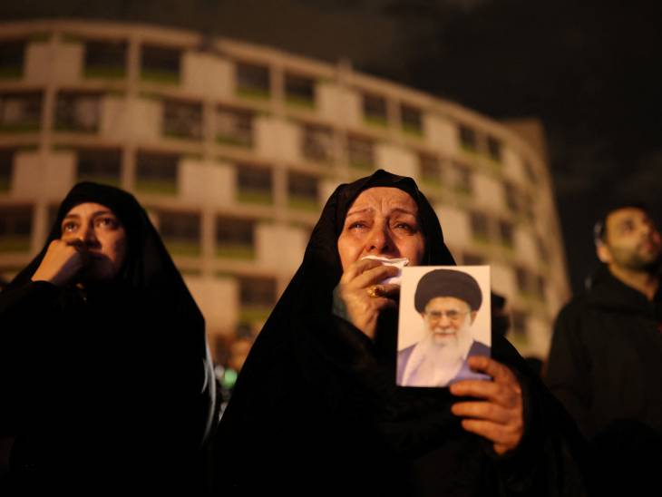 ईरान के सुप्रीम लीडर रहे अयातुल्ला अली खामेनेई की मौत की खबर के एक घंटे के अंदर तेहरान में सड़कों पर लोगों की भीड़ जुट गई।