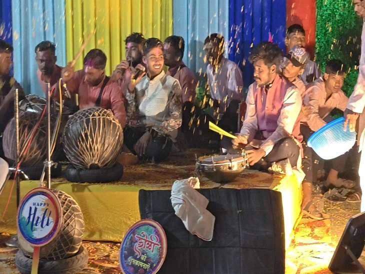 ढोल नगाड़ों के साथ मनाया होली का पर्व।
