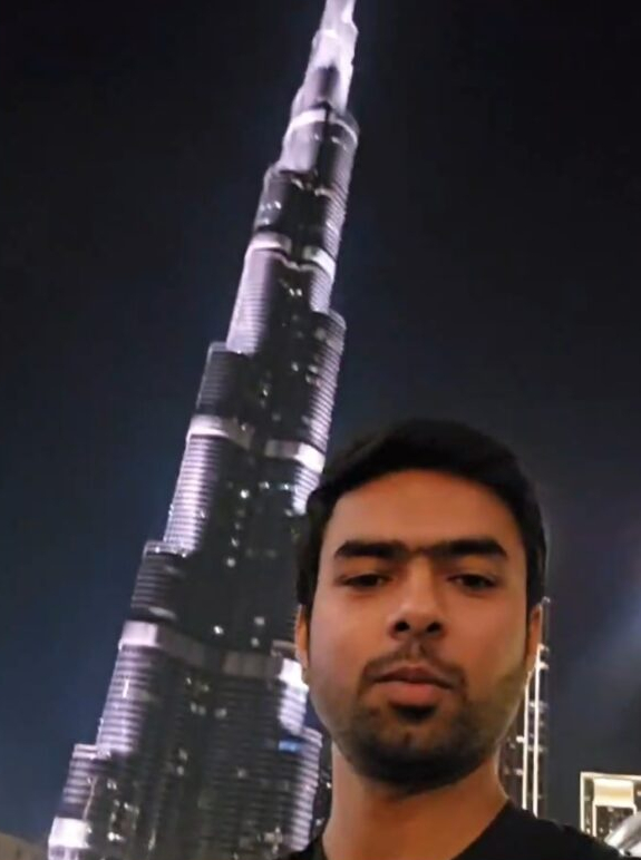शिवम मिश्रा ने बुर्ज खलीफा के सामने से वहां के हालातों की जानकारी दी।