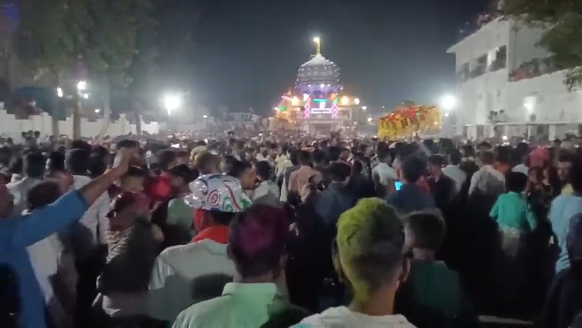 निरंजन स्वामी मंदिर परिसर में लोगों की भीड़।