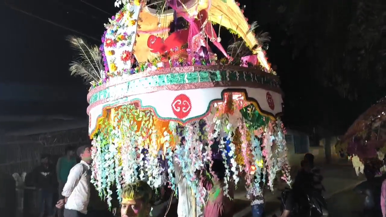 इसी छाता के नीचे होली होती है।