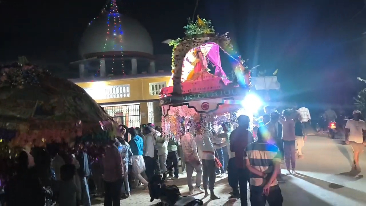 छाता लेकर पहुंचे लोग।