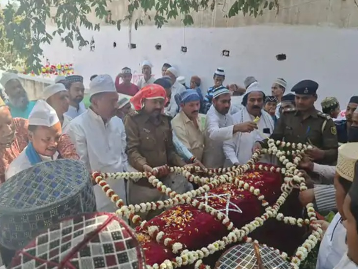 शाहकुंड थाना परिसर में अकीदतमंदों ने चादरपोशी की।