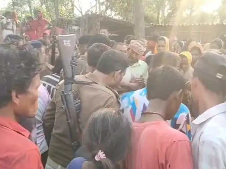 शव की सूचना पर मौके पर जुटी भीड़।