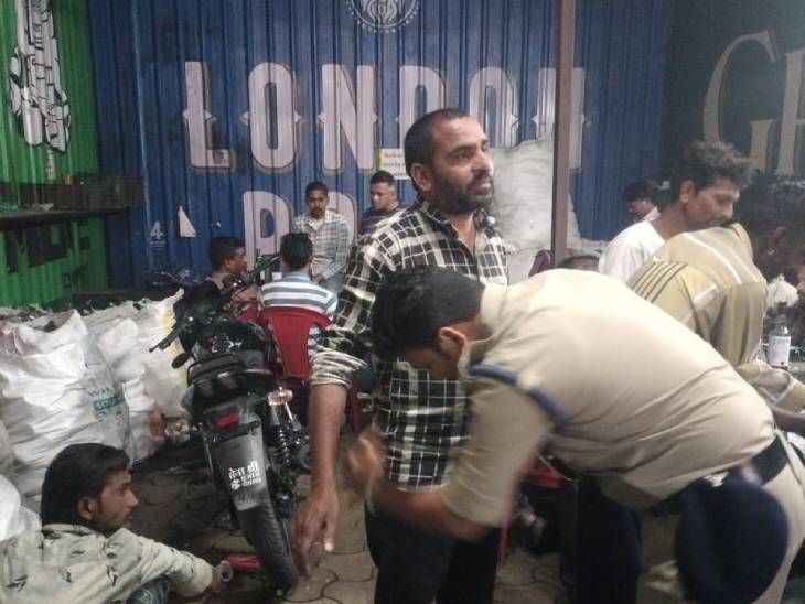 पुलिस ने जगह-जगह लोगों की चेकिंग की।