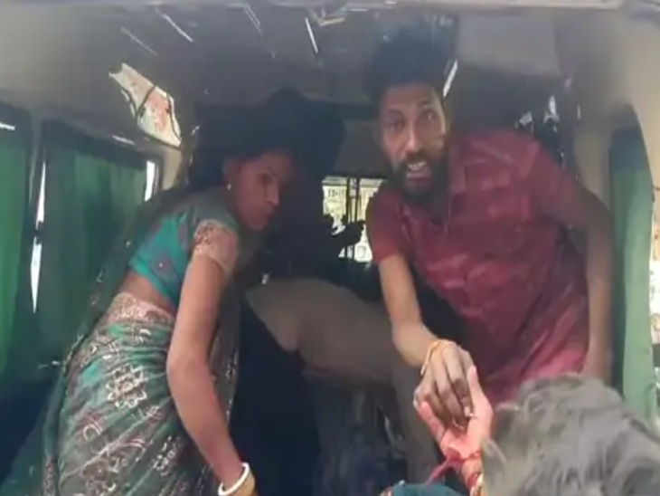 घायल को इलाज के लिए अस्पताल ले जाते परिजन।