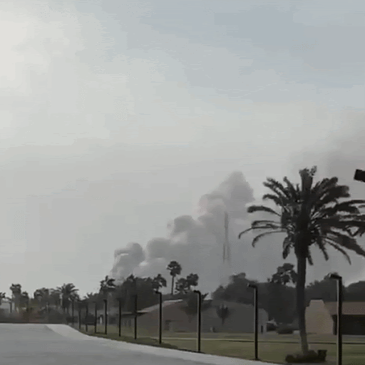 ईरान ने सऊदी अरब की बड़ी तेल रिफाइनरी रास तनूरा पर हमला किया है। यहां हमले के बाद धुंआ उठता नजर आया।