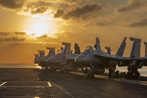 ईरान-इजराइल जंग के बीच जेराल्ड फोर्ड पर तैनात अमेरिकी विमान।