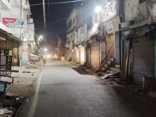 पुलिस के मुताबिक, हालात में काबू में हैं।