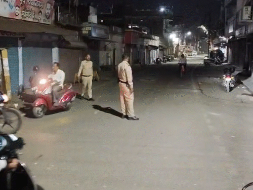तीन थानों की पुलिस मौके पर तैनात है।