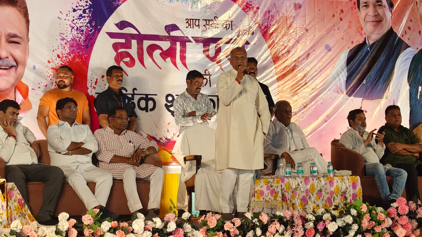 होली मिलन में पूर्व गृहमंत्री समेत के कांग्रेसी शामिल हुए।