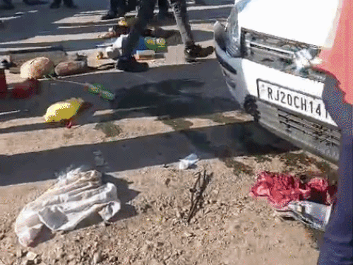 हादसे में कार पलटी खा गई, जिसे क्रेन की सहायता से सीधा किया गया।