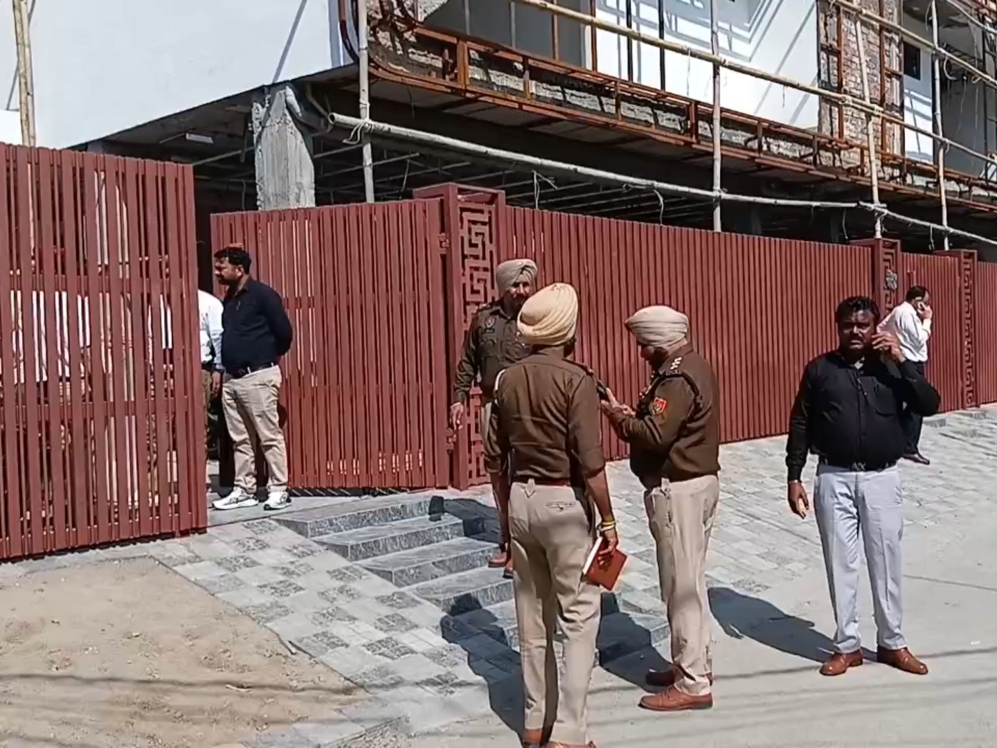 घर के बाहर पुलिस जांच करती हुई।