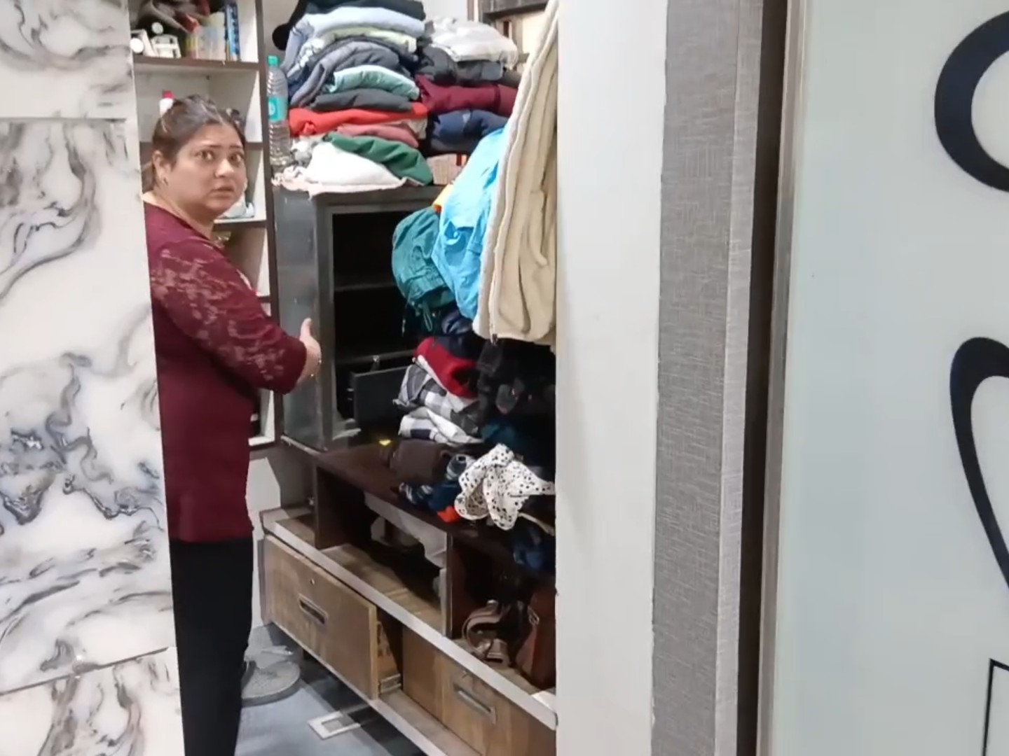 ज्वेलर्स वरुण महाजन की पत्नी जानकारी देती हुई।