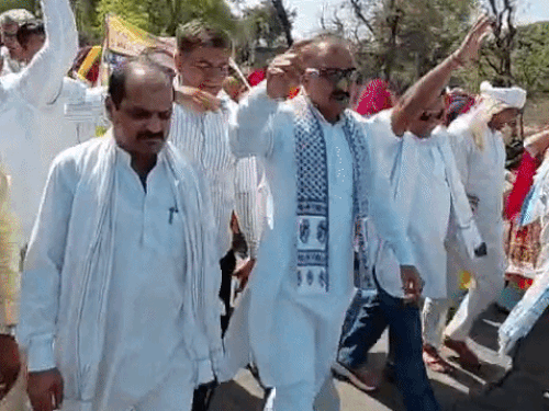 पूर्व जिला प्रमुख अजीत सिंह ने नारेबाजी करते हुए लोगों में जोश भरा।